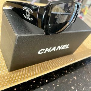 COPY - Oversized Chanel sunglasses with rhineston…